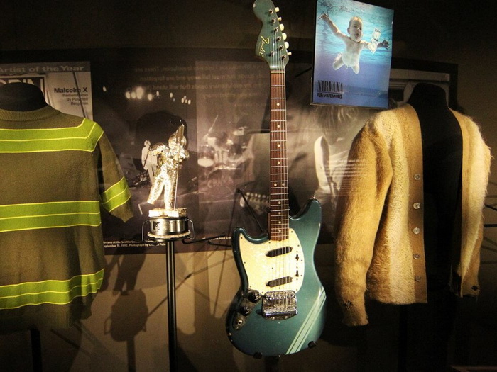 Gitara Kurta Cobaina na aukciji prodana za 1.5 miliona dolara