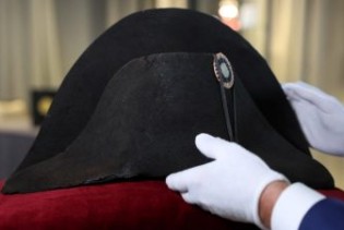 Napoleonov šešir prodat za 1,9 miliona eura
