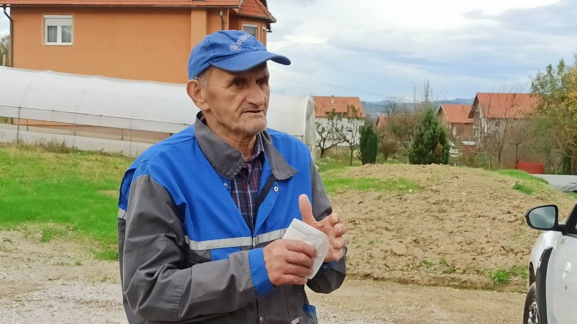 Muhamed Halilović (74) iz Živinica obrađuje 50 dunuma zemljišta i proizvodi 5.000 litara mlijeka mjesečno