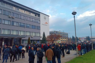 Radnici ArcelorMittala i danas dva sata protestuju pred upravom