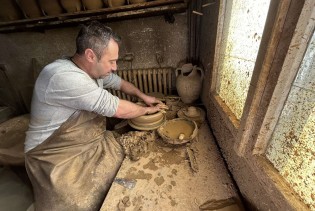 Tradicija stara 300 godina: Denis Huskić pravi posuđe od gline