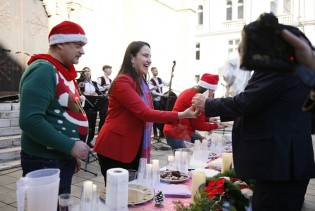 Foto: Druženje 'U susret Božiću' ispred Karedrale