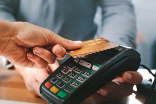 Finansijski stručnjaci otkrili kada ne bi trebalo plaćati karticom