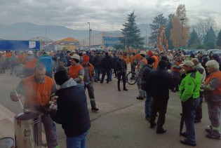 Radnici ArcelorMittala u štrajku već treći dan protestuju