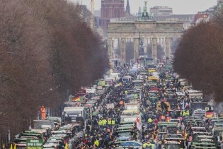 Kolaps u Berlinu: Počeo veliki protest, 5000 traktora i kamiona