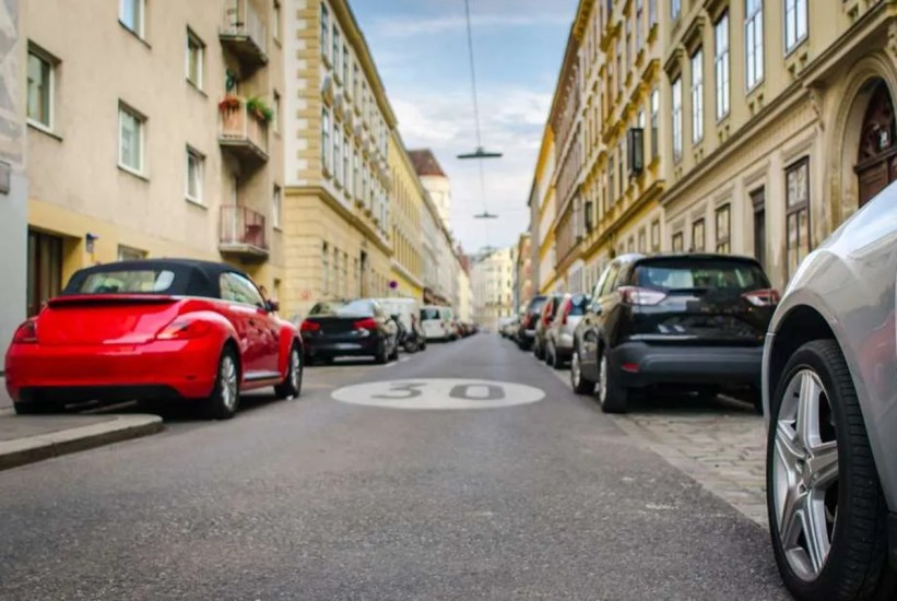 Polovina novih automobila preširoka za tipično parking mjesto u evropskim gradovima