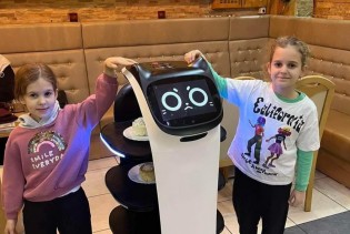 'Robot konobar' atrakcija u Tuzli