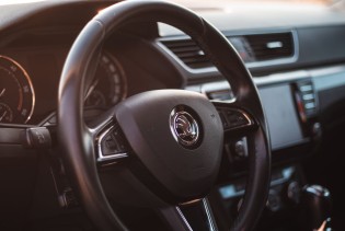 Škoda uvodi AI tehnologiju: Vozači će moći komunicirati s automobilom