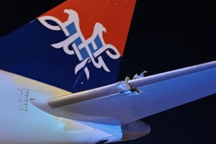 Avion koji leti za Air Serbiju sletio sa rupom i oštećenim krilima