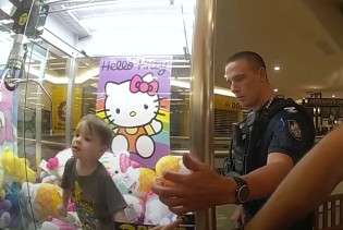 Dječak se 'zaglavio' u automatu za igračke, reagovala policija