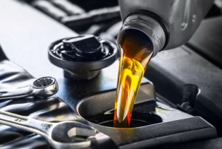 Zašto nikada ne biste trebali prekoračiti preporučeni nivo ulja u autu