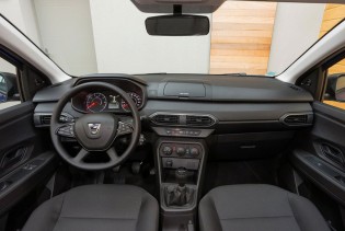Dacia nudi kupovinu automobila bez centralnog ekrana