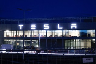 Tesla zaustavila proizvodnju u Berlinu nakon izbijanja požara