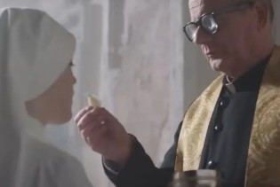 Bura u Italiji zbog reklame: Pop pričešćuje časnu sestru čipsom