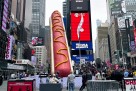 Ogromna skulptura hot doga nedavno je osvanula na Times Squareu, ovo je razlog