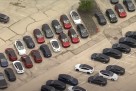 Tesla neprodate automobile čuva na parkingu napuštenog trgovačkog centra (VIDEO)