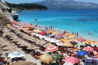 Cijene ljetovanja za četveročlanu porodicu basnoslovne: Crna Gora poskupila, Albanija najjeftinija
