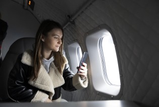 Jeste li se ikada zapitali zašto ne smijemo koristiti telefon u avionu?