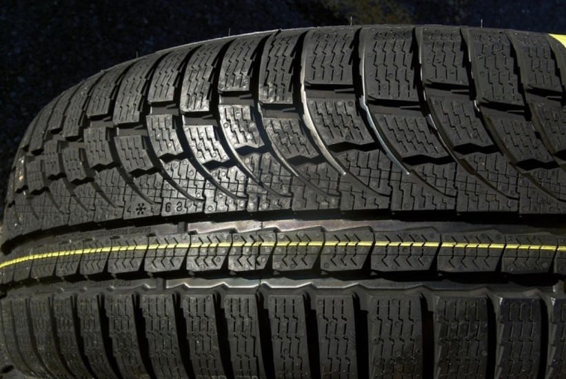 Šta označavaju žute i crvene crte na gumama?