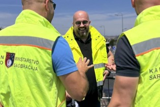 Šteta: Plate i prevoz su redovni, građani se voze modernim vozilima