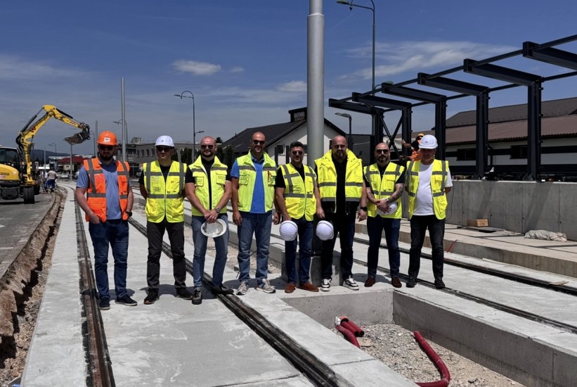 Nova faza radova: Stubovi kontaktne mreže podignuti na budućoj pruzi ka Hrasnici