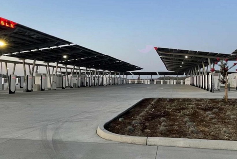 Tesla otvorio Supercharger stanicu koja funkcioniše bez priključenja na električnu mrežu