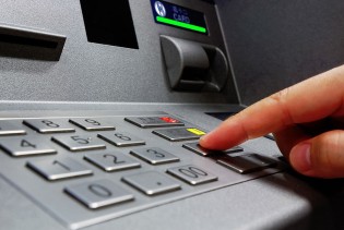 Zašto banke sve češće zatvaraju račune: Objašnjenje fenomena “de-banking”