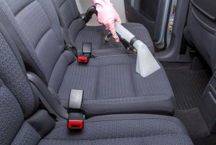 Tri najbolja način da očistite sjedišta u automobilu