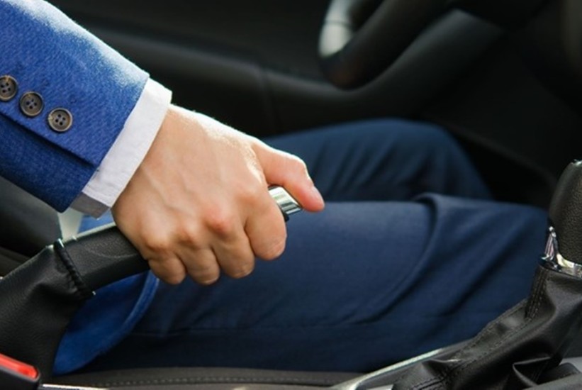 Stručnjaci otkrivaju: Treba li povlačiti ručnu pri parkiranju?