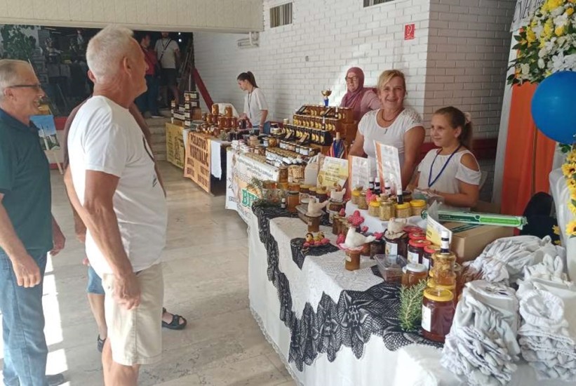 Na Sajmu šljive u Gradačcu i 8. međunarodni sajam pčelarstva