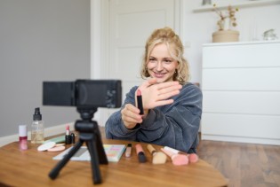 Kako influenceri grade povjerenje i zašto im ljudi više vjeruju od institucija