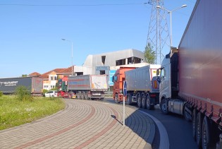 Poljoprivrednici prijete izlaskom ako ne budu propušteni kamioni s lako kvarljivim proizvodima