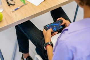 Albanija zabranila upotrebu mobitela u školama