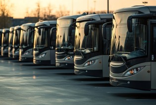 Trump od 1. novembra uvodi carine na sve kamione i autobuse