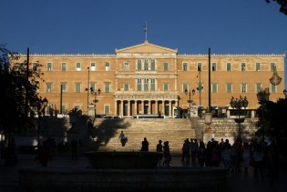 Grčki parlament usvojio zakon o radnom danu od 13 sati