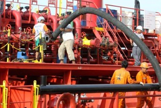 Sirova nafta poskupila za čak pet posto nakon američkih sankcija