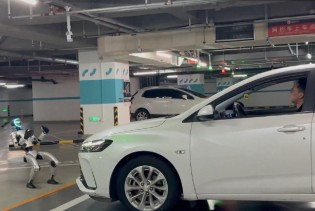 Pogledajte kako mali robot vuče automobil