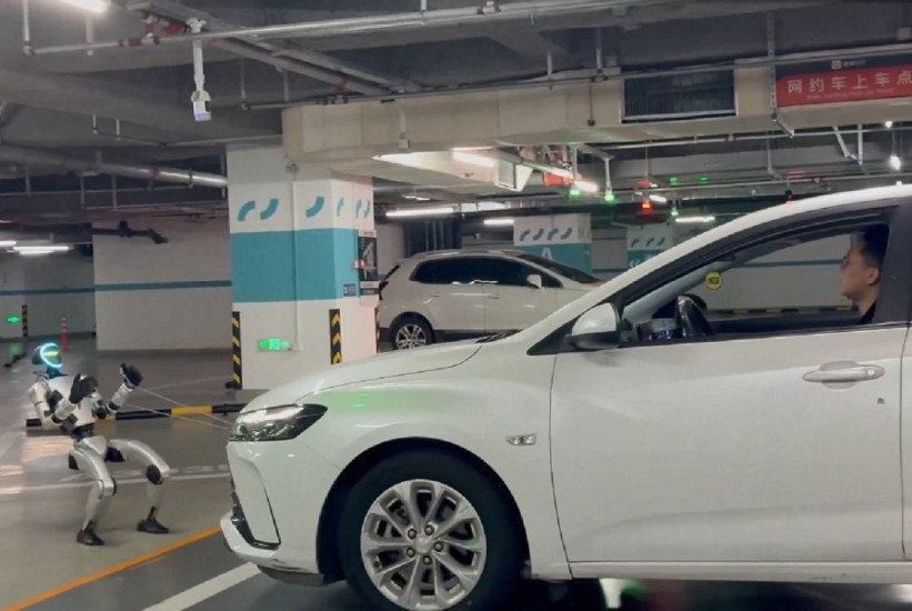 Pogledajte kako mali robot vuče automobil