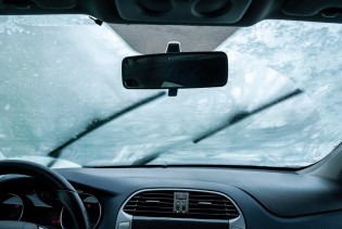 Kako najlakše da odmaglite stakla u automobilu