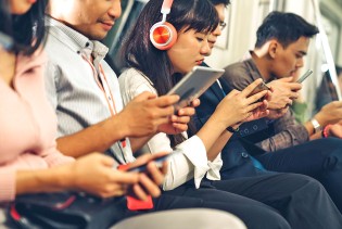 Devet od deset mladih u EU koristi društvene mreže