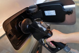 Njemačka privremeno smanjuje porez na gorivo