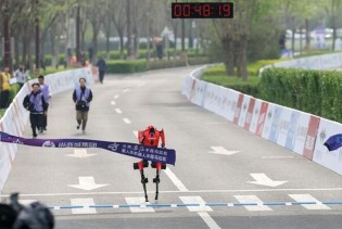 Humanoidni robot pobijedio na polumaratonu u Pekingu