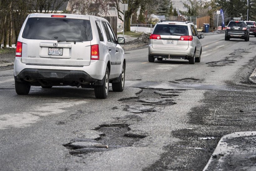 Jedna rupa na putu može da napravi ozbiljan kvar na autu: Evo šta prvo strada