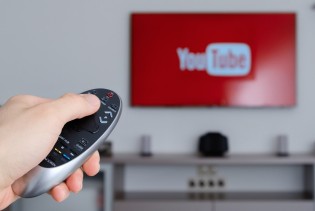 YouTube sve bliže televiziji: Gledanost raste, ali prihod od oglasa usporava