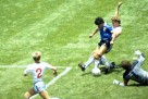 Maradonina lopta 'Božja ruka' prodata na aukciji za 3,35 miliona dolara