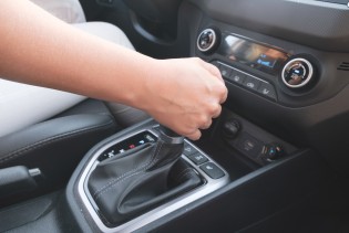 Vozite automatik? Ovu funkciju koristite na nizbrdici i sačuvajte kočnice